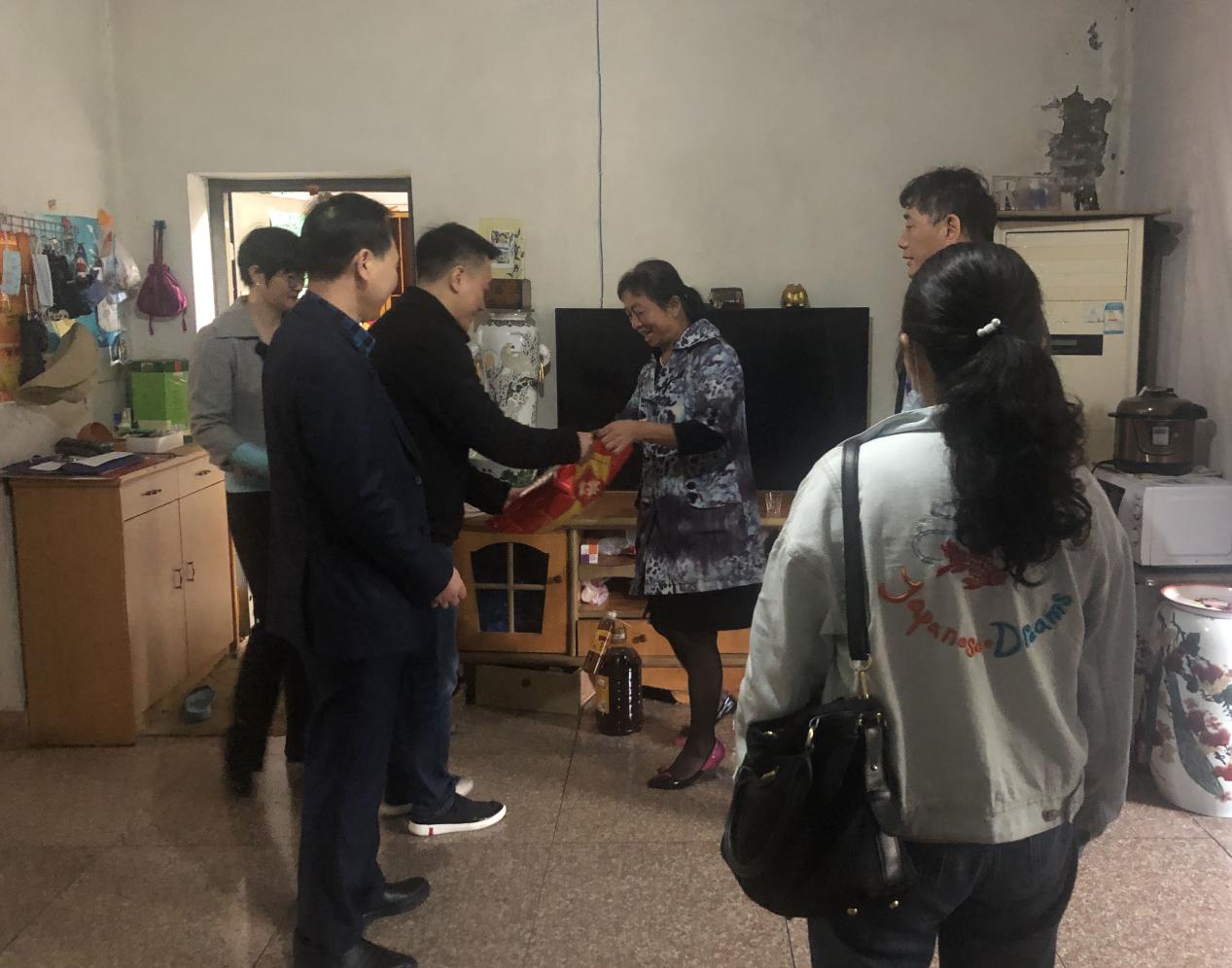 走訪慰問困難戶，真情關(guān)愛暖人心