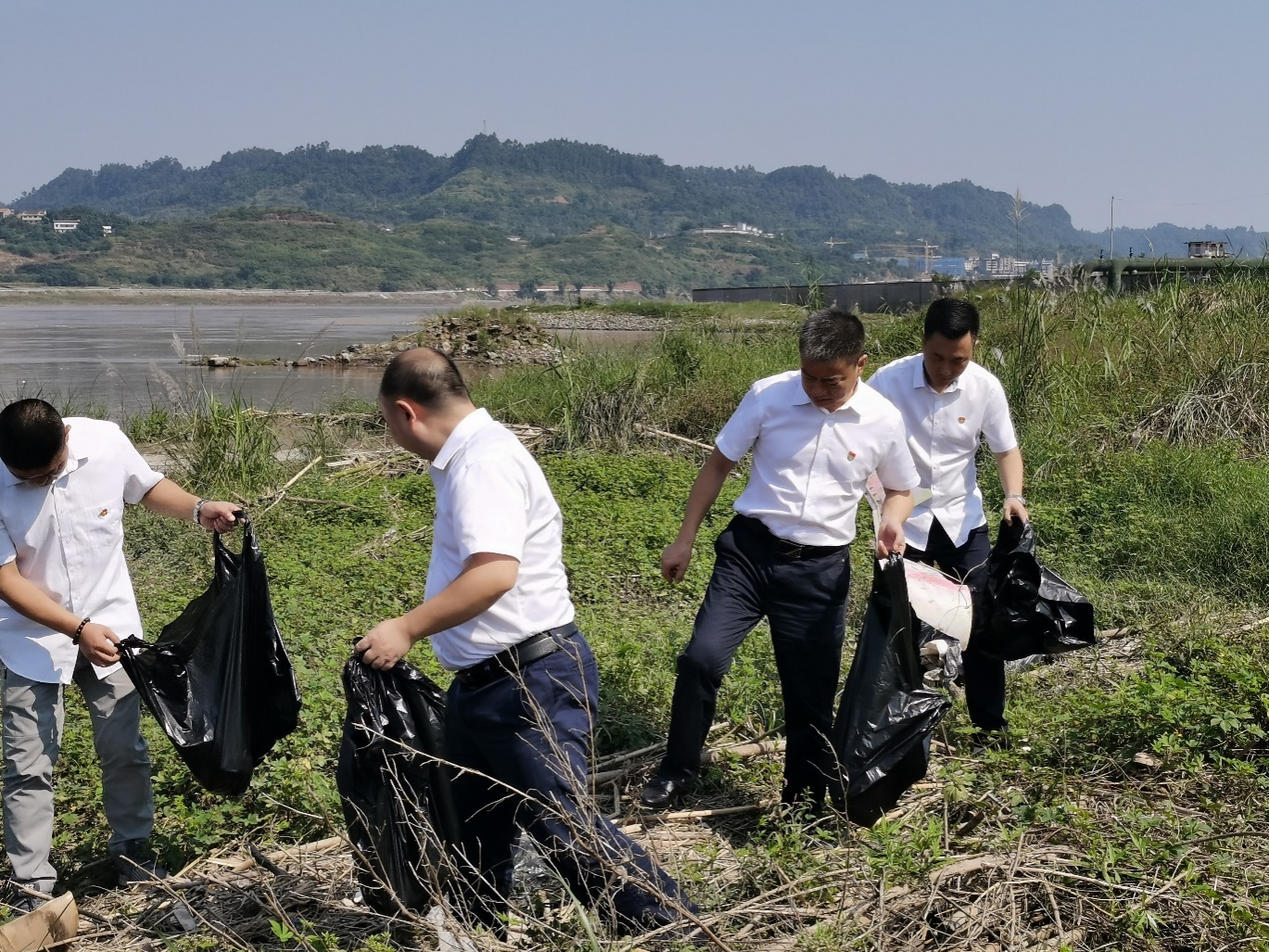 “保護母親河”志愿服務(wù)菜壩水廠支部聯(lián)合公司二支部開展主題黨日活動